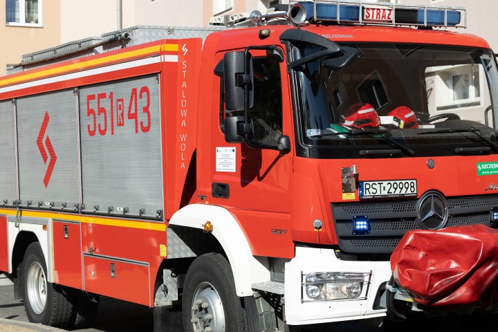 Stalowa Wola: pożar w bloku na osiedle Śródmieście. Z mieszkania wyprowadzono starszą kobietę.