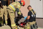 Stalowa Wola: pożar w bloku na osiedle Śródmieście. Z mieszkania wyprowadzono starszą kobietę.