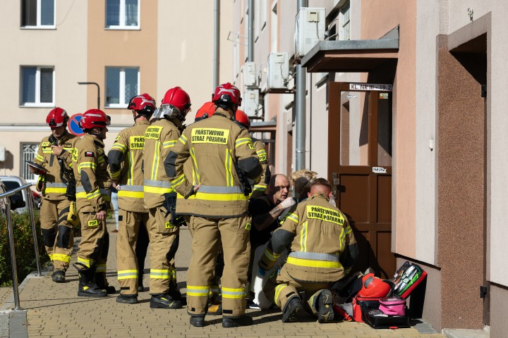 Stalowa Wola: pożar w bloku na osiedle Śródmieście. Z mieszkania wyprowadzono starszą kobietę.