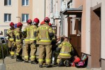 Stalowa Wola: pożar w bloku na osiedle Śródmieście. Z mieszkania wyprowadzono starszą kobietę.