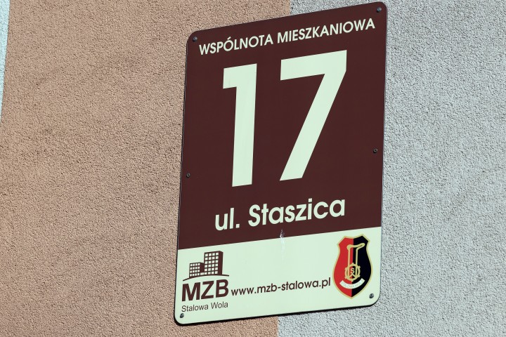 Stalowa Wola: pożar w bloku na osiedle Śródmieście. Z mieszkania wyprowadzono starszą kobietę.