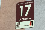 Stalowa Wola: pożar w bloku na osiedle Śródmieście. Z mieszkania wyprowadzono starszą kobietę.
