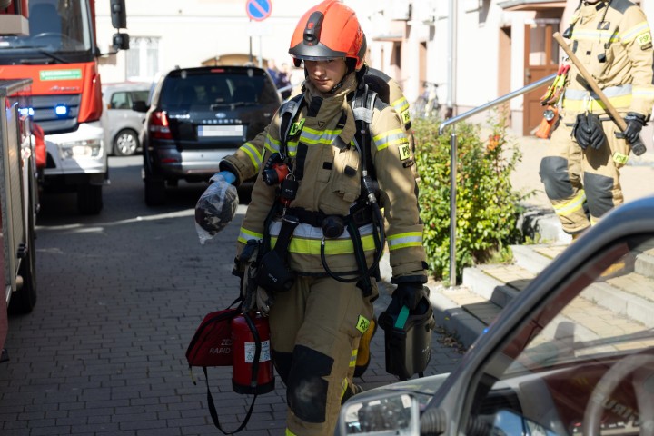 Stalowa Wola: pożar w bloku na osiedle Śródmieście. Z mieszkania wyprowadzono starszą kobietę.