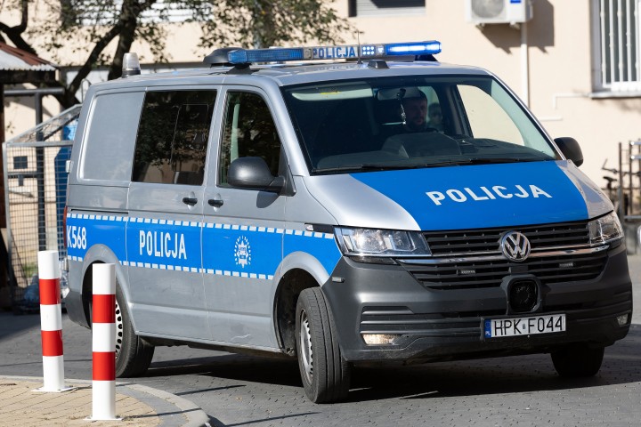 Stalowa Wola: pożar w bloku na osiedle Śródmieście. Z mieszkania wyprowadzono starszą kobietę.