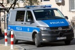 Stalowa Wola: pożar w bloku na osiedle Śródmieście. Z mieszkania wyprowadzono starszą kobietę.