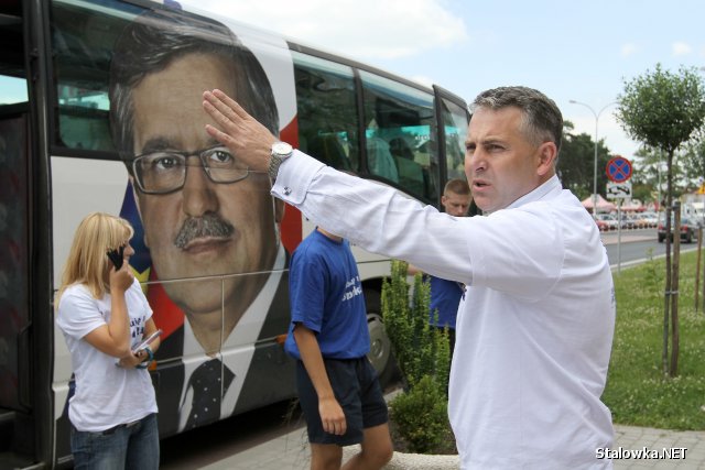 Autobusem przyjechał m.in poseł na Sejm RP Piotr Tomański który rozdawał ulotki na hali targowej.