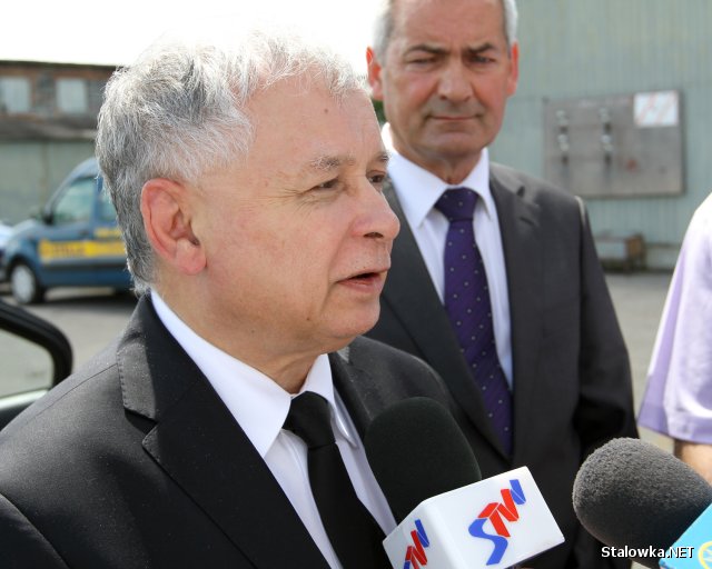 Jarosław Kaczyński (PiS) na lotnisku w Turbi udzielił dziennikarzom krótkiego wywiadu.