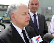 Jarosław Kaczyński (PiS) na lotnisku w Turbi udzielił dziennikarzom krótkiego wywiadu.