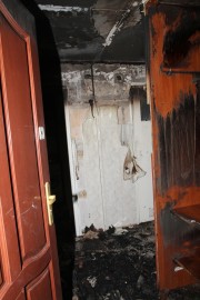 Źródło pożaru znajdowało się w przedpokoju, zaś prawdopodobną przyczyną zwarcie instalacji elektrycznej.