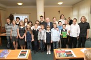Prezydent miasta Andrzej Szlęzak w towarzystwie młodych stalowowolskich Einsteinów . 