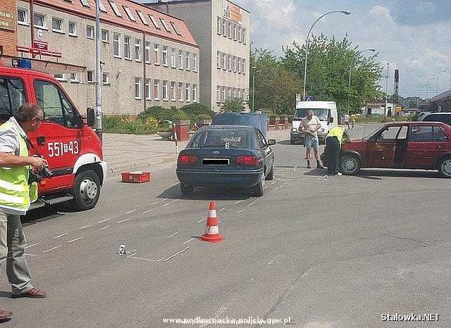 38-letnia pasażerka volkswagena z urazem głowy została przewieziona do stalowowolskiego szpitala. 