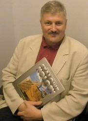 Marek A. Stańkowski, autor wyjątkowego albumu o maszynach budowlanych.