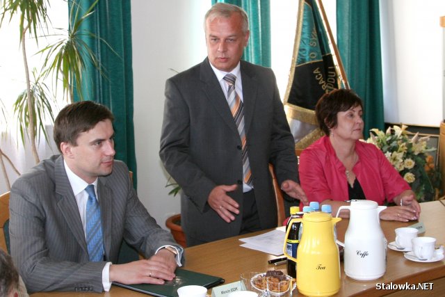 Aula im. E. Kwiatkowskiego w HSW, przy stole prezydialnym siedzą: minister Marcin Idzik, prezes Krzysztof Trofiniak, poseł Renata Butryn