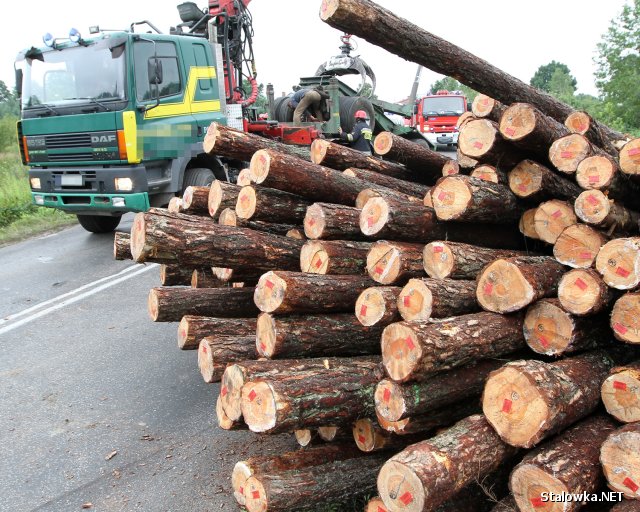 Porozrzucane bale drewna zablokowały drogę wojewódzką przez ponad godzinę.