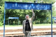 Grzegorz Rosiński na dworcu kolejowym w Stalowej Woli.
