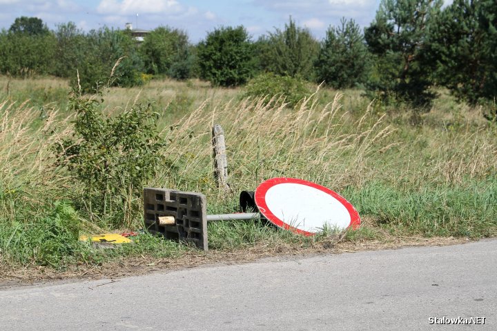 Poprzewracane znaki wzdłuż dróg.