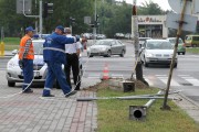 Pracownicy RDE Stalowa Wola wymieniają lampę przy skrzyżowaniu ulic KEN i Wojska Polskiego.