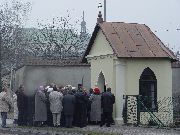 Modlitwa rozwadowian przy odnowionej kapliczce św. Jana Nepomucena