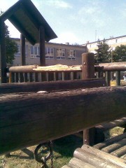 Tym razem nasza czytelniczka zwróciła nam uwagę na drewnianą konstrukcję przy palcu zabaw nieopodal Przedszkola numer 11.