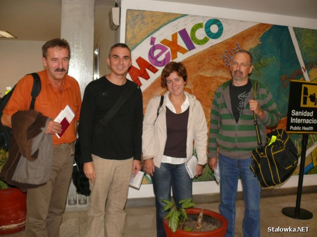 Na lotnisku w Meksyku. Z prawej założyciel, dyrygent i kierownik artystyczny Chóru Kameralnego.