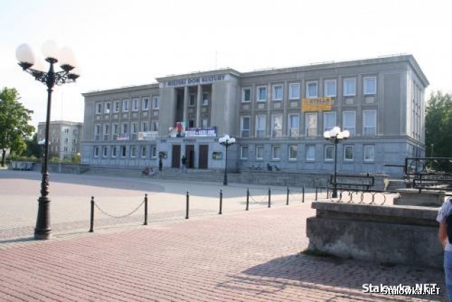 Miejski Dom Kultury w Stalowej Woli - widok od strony pl. Piłsudskiego