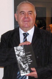 Dionizemu Garbaczowi udało się ustalić 38 nazwisk z powiatu stalowowolskiego, ofiar zbrodni katyńskiej. Najwięcej zamordowanych pochodzi z Charzewic i Rozwadowa, co nie oznacza, że lista jest ostateczna.