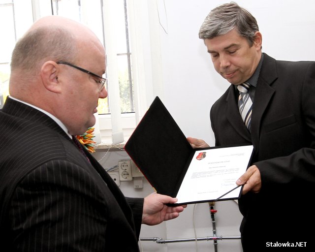 Andrzej Szlęzak składa podziękowania na ręce Mariusza Piaseckiego, prezesa zarządu Miejskiego Zakładu Komunalnego w Stalowej Woli.