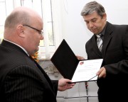 Andrzej Szlęzak składa podziękowania na ręce Mariusza Piaseckiego, prezesa zarządu Miejskiego Zakładu Komunalnego w Stalowej Woli.