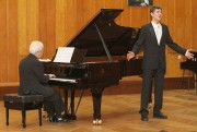 Z okazji jubileuszu PSM wystąpili: tenor Andrzej Stec oraz zasiadający przy fortepianie Jean Eudes-Vaillancourt.