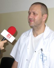 Lek. med. Dariusz Sowa, Specjalista Ortopedii i Traumatologii przeprowadził pierwszą operację wszczepienia protezy kolana.