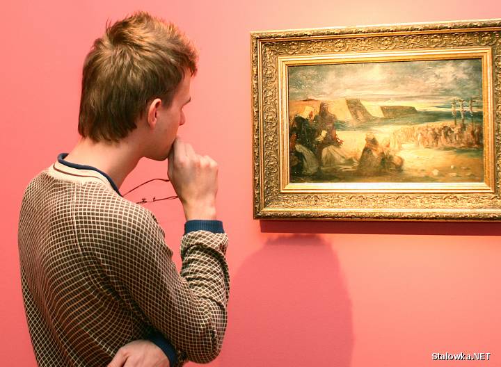 Młody artysta ze Stalowej Woli Paweł Kamiński, bacznie przygląda się malarstwu mistrza Henryka Siemiradzkiego.