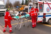 Poszkodowanego przetransportowano do stalowowolskiego szpitala. Najprawdopodobniej z urazem złamania lewej nogi.