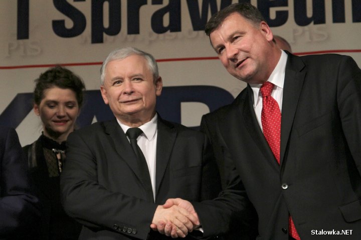 Jarosław Kaczyński, prezes partii PiS na konwencie wyborczym w Stalowej Woli. Pamiątkowe zdjęcie.