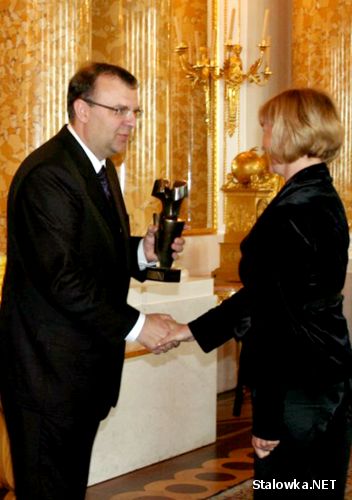 Minister Kultury i Dziedzictwa Narodowego, Kazimierz Ujazdowski wręcza statuetkę Sybilli dyrektorowi Muzeum Regionalnego w Stalowej Woli.