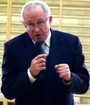 Popularyzator wiedzy o języku, znany i lubiany profesor filologii polskiej na Uniwersytecie Rzeszowskim, Kazimierz Ożóg.