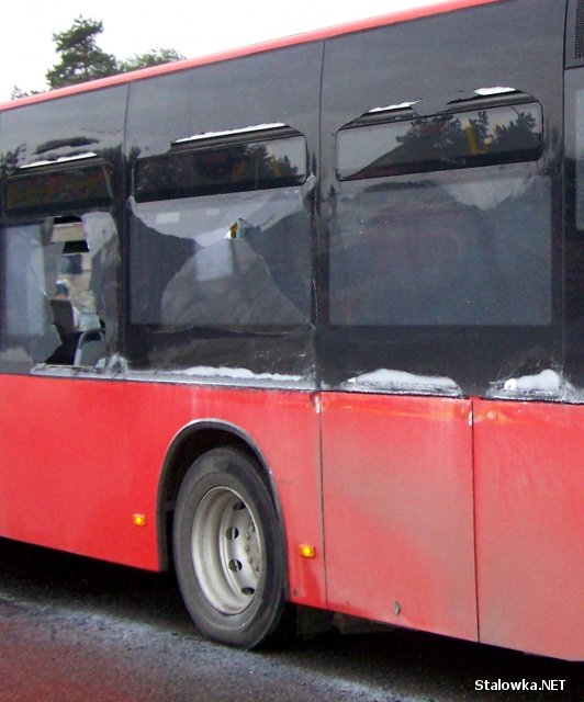 Pracownicy ZMKS zabezpieczyli autobus dalszym zniszczeniem.