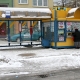 Stalowa Wola: Na ulicy Czarnieckiego pasażerowie autobusu wysiadają z pojazdu wprost na górę śniegu i błota