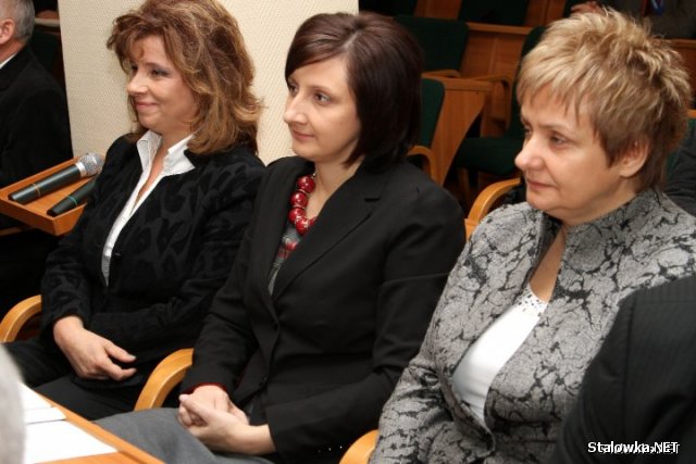 Radna Elżbieta Komsa (w środku) jako jedna z pierwszych zwróciła uwagę na nieścisłości związane z doborem osób do komisji.