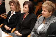 Radna Elżbieta Komsa (w środku) jako jedna z pierwszych zwróciła uwagę na nieścisłości związane z doborem osób do komisji.