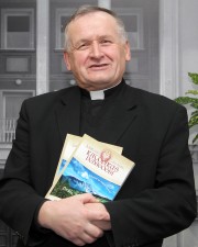 Ks. dr hab. Jan Zimny z dumą prezentuje pierwszy numer czasopisma pod nazwą Katolicus Pedagogia.