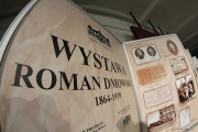 Prezentacja wystawy o Romanie Dmowskim powstała dzięki współpracy miasta Stalowa Wola z Muzeum Niepodległości w Warszawie.