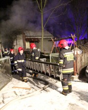 Akcja gaśnicza polegała głównie na gaszeniu pożaru z zewnątrz budynku. Strażakom bardzo tu pomogły drabiny, które mogli wnieść na podwórko.