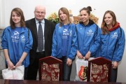 Prezydent Stalowej Woli, Andrzej Szlęzak nagrodził upominkami i pogratulował lekkoatletkom Katolickiego Klubu Sportowego Victoria doskonałych wyników sportowych.