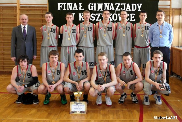 Zwycięska drużyna koszykarzy w towarzystwie dyrektora Marka Kopery oraz nauczyciela wychowania fizycznego Damiana Skiby.