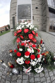 Uroczystość zakończyła się złożeniem wieńców oraz zapaleniem zniczy przy krzyżu, znajdującym się przed stalowowolską Bazyliką.