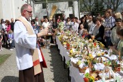 Tłumy wiernych gromadziły się przy Klasztorze Braci Mniejszych Kapucynów w Rozwadowie, by poświecić pokarmy.
