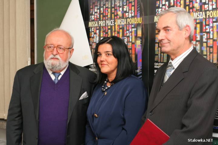 Pamiątkowe zdjęcie z artystą. Od lewej: maestro Krzysztof Penderecki, Dorota Szczurek (PR z powiatu) oraz Antoni Błądek (Starosta Stalowowolski).