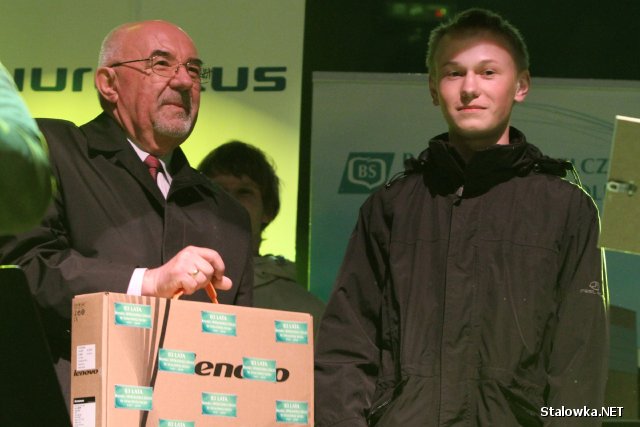 Maciej po raz drugi odebrał z rąk Stanisława Kłapcia, prezesa Banku Spółdzielczego nagrodę główną, laptopa.