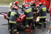 Strażacy użyli hydraulicznego sprzętu do wydostania mężczyzny, który po przewiezieniu do szpitala zmarł.