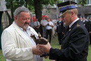 Podczas uroczystości prezes OSP, Mariusz Janeczko w dowód wdzięczności za wsparcie jednostki, nagrodził pamiątkowymi statuetkami między innymi radnego Jerzego Augustyn.